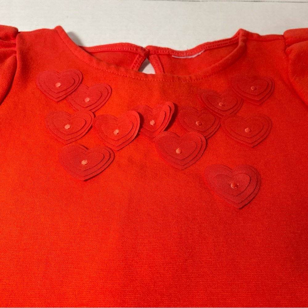 Vestido de niña color rojo con flores al delante